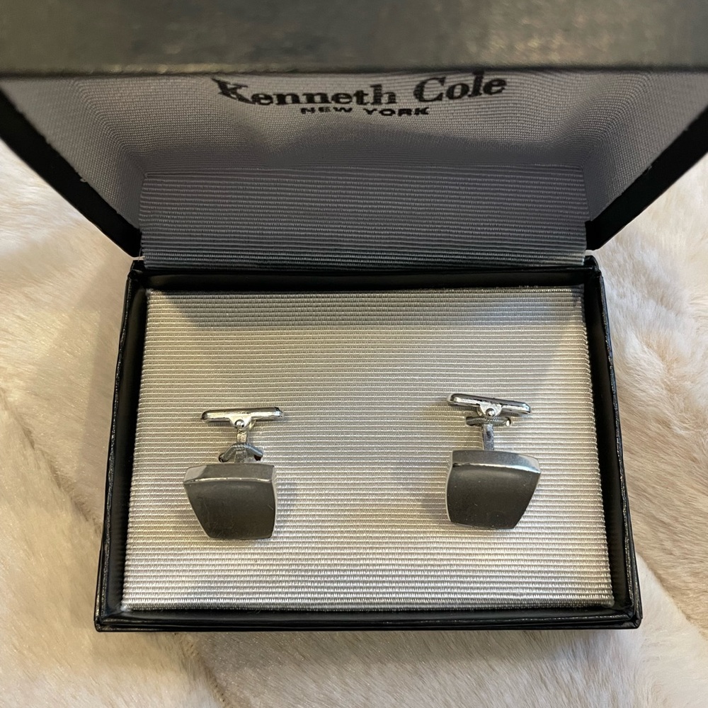 Two pairs of mens cufflinks